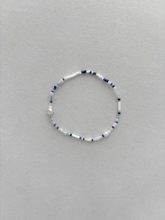 bracelet bleu, blanc et argent