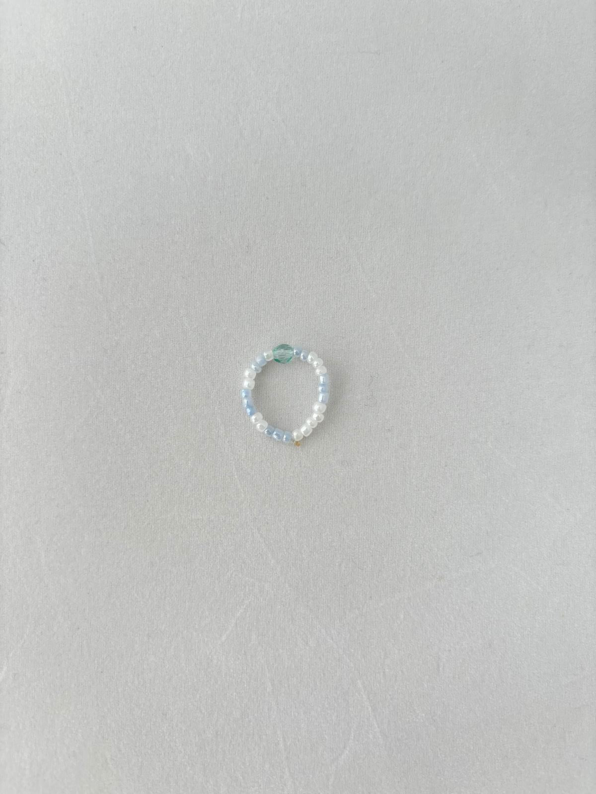 bague bleue et blanche